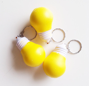 Bán buôn tùy chỉnh PU bọt ánh sáng bóng đèn Keychain Thần Tài bóp đồ chơi căng thẳng cứu trợ logo in khuyến mại Quà Tặng - Product Image 4