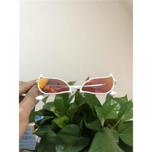 Lunettes de soleil œil de chat de style <span class=keywords><strong>cyberpunk</strong></span> pour hommes et femmes, cosplay One Piece Doflamingo Joker Tech Punk - Product Image 3