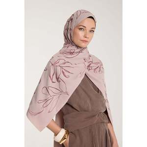 ผ้าพันคอไหมลายใบไม้โทนสีบริสุทธิ์ ประดับกุหลาบแห้ง ดีไซน์หรูหราเหนือกาลเวลา - Product Image 3