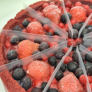 <span class=keywords><strong>เค้ก</strong></span>มูสเรดเวลเวทแช่แข็ง ฮาลาล ไขมันต่ำ พร้อมเนื้อสตรอว์เบอร์รีและบลูเบอร์รี ของหวานสำหรับน้ำชายามบ่าย - Product Image 5