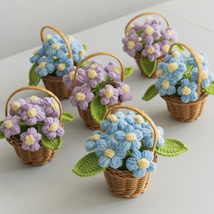 Petite fleur en poterie bleue personnalisée, faite à la main, tricotée au crochet, fleur éternelle tricotée, ornement de décoration de bureau - Product Image 2