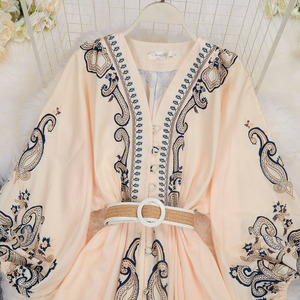 Vestido de estilo antiguo con cuello en V, estampado étnico retro, falda ajustada con una hilera de botones a la cintura - Product Image 2