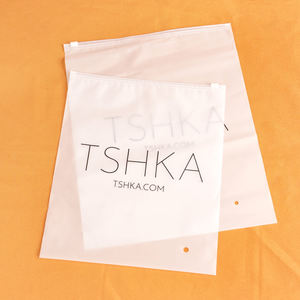 Sacs d'expédition givrés personnalisables 25x30cm avec votre logo, en plastique recyclé, pour vêtements, avec fermeture éclair, sacs d'emballage polyéthylène à fermeture éclair - Product Image 6