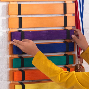 Support mural haut de gamme pour ceintures d'arts martiaux – Présentoir pour ceintures de karaté, taekwondo et kung-fu - Product Image 2