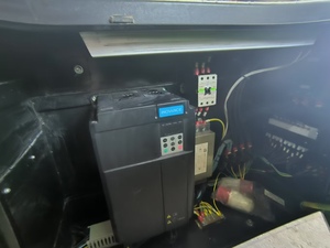 Machine de moulage par injection hydraulique horizontale Yizumi d'occasion pour 200SKIII avec servomoteur, vis et boîte de vitesses, pompe PLC, roulement - Product Image 6