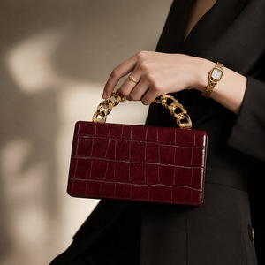 Pochette de soirée vintage en PU uni pour femme avec chaîne dorée, fermeture à clip, capacité 1-1,9L, sac à main de luxe pour mariage et fête, mode élégante - Product Image 4