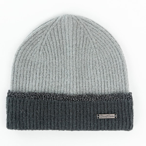 Gorros de punto jacquard personalizados OEM de tela suave 100% acrílico con ribete de encaje y parche metálico - Product Image 2