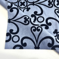Tissu en polyester tricoté à la chaîne floqué à motifs floraux ornés pour la tapisserie de canapé, les rideaux et la décoration intérieure