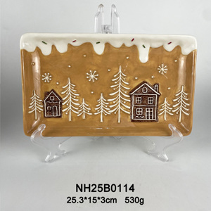 Plato de Servir Navideño Festivo con Forma de Casa de Jengibre de Cerámica con Detalles Intrincados de Glaseado y Detalles Festivos - Product Image 6