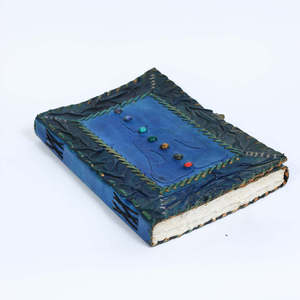 Diario de Cuero Genuino Azul Hecho a Mano con Cristales de Chakra – Cuaderno Espiritual con Diseño Grabado Vintage y Piedras de Chakra Coloridas - Product Image 4