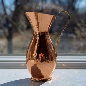 Pichet à eau en cuivre martelé à la main – Carafe de service vintage en métal à bord évasé avec poignée en laiton - Product Image 1