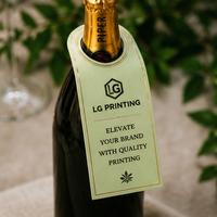 Boîte en papier personnalisée avec étiquette suspendue pour le cou de bouteille, boîte personnalisée pour l'emballage de bouteilles de vin et la présentation promotionnelle