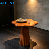 Mesa Auxiliar Nórdica de Fibra de Vidrio ODM con Diseño de Hongo, Mesa de Centro Divertida con Pétalos de Trébol, Taburete Decorativo Brillante de FRP para Proyectos de Hoteles, Villas y Cafeterías
