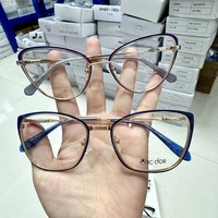 Montures de lunettes optiques en métal de haute qualité, en stock, prêtes à être expédiées, liquidation de stock, mélange de modèles, montures de lunettes optiques en métal tendance pour hommes et femmes