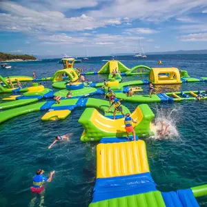 Grand parc aquatique gonflable en PVC combinaison de jouets pour l'extérieur Barrière de défi aquatique Support de lit de saut Piscine Toboggan de mer
