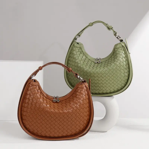 Sac fourre-tout de luxe personnalisé en cuir grande capacité pour femme, en cuir de vachette tressé, avec fermeture éclair, motif varié, bandoulière chaîne, forme demi-lune - Product Image 3