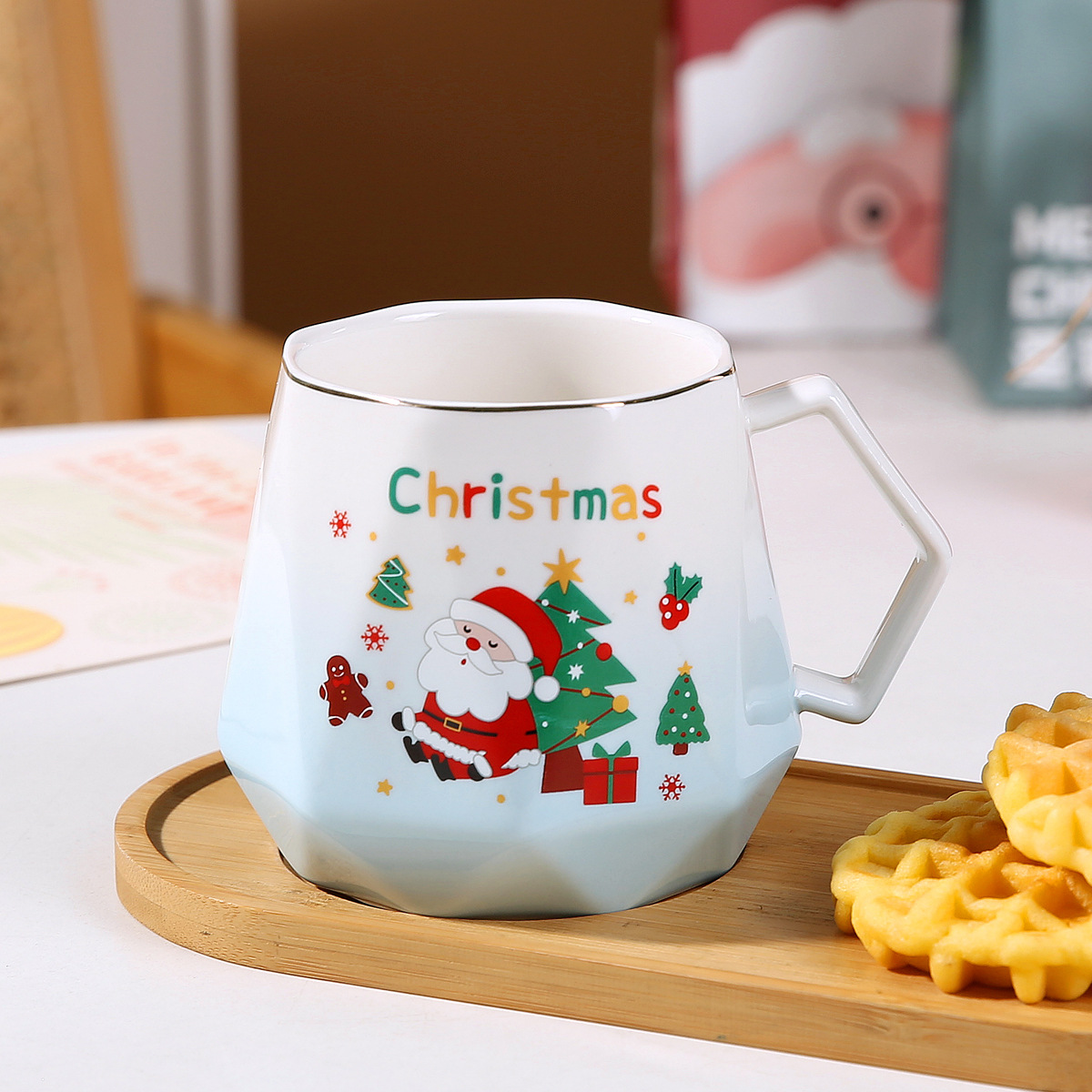 Taza individual azul con diseño de árbol de Navidad.
