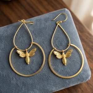 Boucles d'oreilles créoles en laiton plaqué or faites à la main par Soumya Creations, style bohème, forme d'insecte, Rajasthan, pour mariage, fiançailles, cadeau - Product Image 1