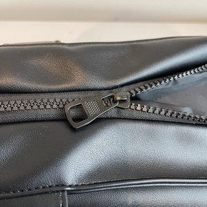<span class=keywords><strong>Sac</strong></span> fourre-tout à bandoulière de luxe pour femmes à la mode en matériau PU Portable avec fermeture à glissière conception d'épaule à fronde personnalisée - Product Image 5