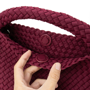 حقيبة PU مضفرة من نسيج بورجوندي للنساء مخصصة بسحاب كتف ناعم منسوج - Product Image 3