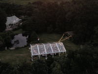 Grande tente de réception transparente pour mariage en plein air, avec toit clair