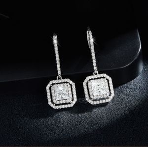 Boucles d'oreilles en moissanite carrée 1 carat, testées, en argent plaqué or, taille princesse, élégantes et luxueuses - Product Image 4