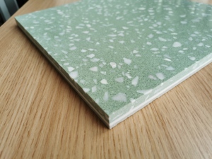 Base <span class=keywords><strong>in</strong></span> Piastrelle <span class=keywords><strong>di</strong></span> Porcellana Composita Terrazzo con Aggregato <span class=keywords><strong>di</strong></span> <span class=keywords><strong>Marmo</strong></span> Bianco e Vetro Verde - Product Image 4