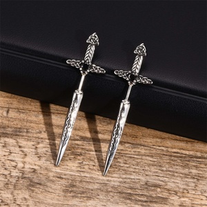 Boucles d'oreilles clous vintage punk nœud celtique épée en zircon noir acier inoxydable plaqué argent vente en gros - Product Image 4