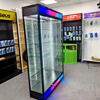Rauchershop-Dekorationen Aluminiumrahmen Gehärtetes Glas Vitrine mit LED-Beleuchtung Farbiger Sockel Anpassbare Größe