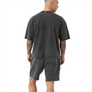 Ensemble short cargo noir avec poches zippées, style streetwear, t-shirt uni à manches courtes avec poche avant, grandes tailles, vêtements pour hommes - Product Image 2