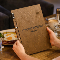 Cubierta de libro de tablero de menú de madera grabada personalizada abrochada con correa de cuero soporte de carpeta de menú de restaurante cubierta de menú personalizada