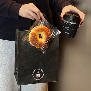 ถุงกระดาษคราฟท์แบบใช้แล้วทิ้ง ย่อยสลายได้ เป็นมิตรกับสิ่งแวดล้อม พิมพ์โลโก้ตามสั่งด้วยระบบออฟเซ็ต สำหรับร้านอาหารและน้ำผลไม้ - Product Image 3