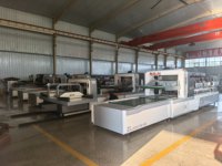 Machine automatique d'assemblage de carton ondulé pour la séparation et l'insertion de cloisons