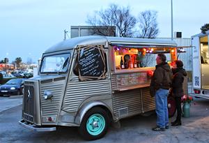 Camion de restauration rapide pour hot-dogs personnalisé avec grill commercial, remorque mobile pour hot-dogs pour la vente de nourriture de rue, les événements et les services de traiteur - Product Image 2