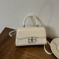Sac à main rétro doublé de fibres de polyester pour femmes. À la mode avec un la conception de Flip-top. Peut être porté Cross-body.9907