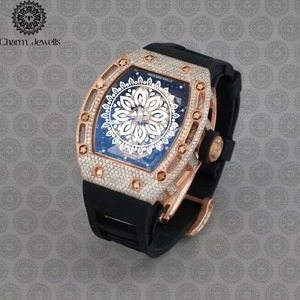 Montre en Moissanite Diamantée de Luxe en Promotion avec Matériaux Premium pour Tenues Professionnelles et Décontractées Disponible à la Vente - Product Image 3