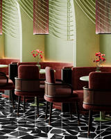 Restaurant-Esstisch-Set mit 2 Stühlen, Sitzbank, Stoffsofa, Bankettbank, Hotel-Außenbereich, Modern, Langlebig, Umweltfreundlich
