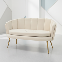 Wohnzimmermöbel Gestepptes Luxus-Samt-Loveseat Sofa im Nordischen Stil – Modernes Zweisitzer Sofa aus Weißem Stoff