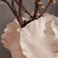 Vase en céramique sculpté fait main, forme ondulée organique, finition crème mate, décor minimaliste Wabi-Sabi pour salon et studio d'art