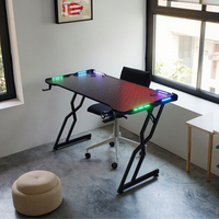 Bureau de poste de travail de jeu PC LED RVB bon marché avec porte-gobelet et crochet pour casque d'écoute Table de jeu de bureau à domicile ergonomique noire
