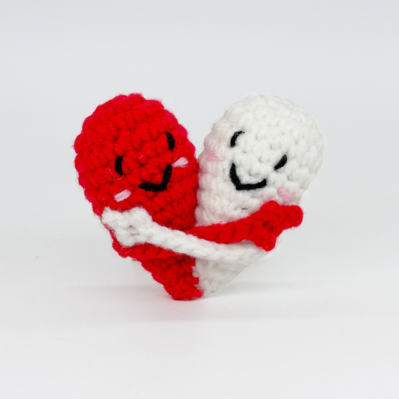 Amanti del rosso e del bianco si abbracciano