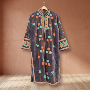 Manteau long en velours gris anthracite fait main sur mesure, style Suzani, avec des motifs floraux turquoise et orange et des formes géométriques - Product Image 1