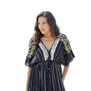 ชุดเดรสลำลองสไตล์โบฮีเมียนสีดำลายดอกไม้ปักลาย คอวี แขนพอง ทรงเอไลน์ ผ้าฝ้าย 100% เหมาะสำหรับงานปาร์ตี้ฤดูร้อน - Product Image 1