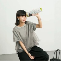 Nouveau T-shirt en coton patchwork maille d'été 2026, chic à la française, superposé sculptural, gris, col rond, polyvalent pour le quotidien