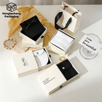 Boîte à bijoux personnalisée HKSTY populaire avec logo, 9x9x3,5 cm, avec pochette intérieure, texte noir estampé à chaud pour emballage de bracelets