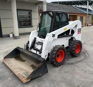 Chargeuse compacte Bobcat S220 d'occasion bien entretenue, peinture d'origine, pneus robustes, inspection complète, idéale pour les travaux municipaux - Product Image 1