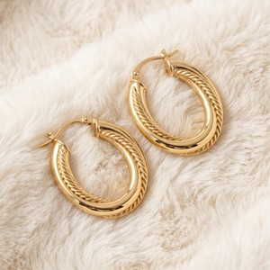 Pendientes de aro con textura retorcida chapados en oro, personalizados al por mayor, OEM/ODM - Product Image 3
