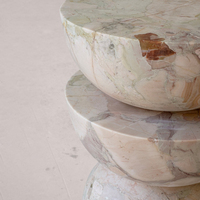 Table d'appoint en marbre à trois niveaux, design viral, forme arrondie, veinage pastel doux, pour coin de canapé