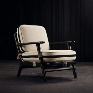 Comodidad y estilo inigualables con esta moderna silla de salón de madera de teca maciza, con un marco de perfil bajo y tapicería gruesa. - Product Image 1