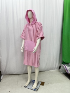 ผ้าขนหนูคลุมตัวแบบมีฮู้ดสำหรับ<span class=keywords><strong>เปลี่ยน</strong></span>เสื้อผ้า ผลิตแบบ OEM ขายส่ง ทำจากผ้าฝ้ายเทอร์รี่ 100% พร้อมกระเป๋า เหมาะสำหรับชายหญิง ใช้ได้ทั้งชายหาดและสระว่ายน้ำ - Product Image 3